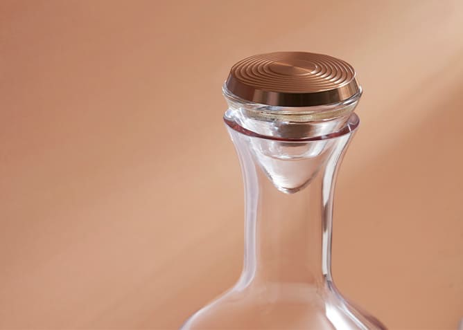 Shaze Alpha Whiskey Decanter with Tricoid Base 